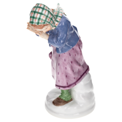 Mädchen Schneeball abwehrend, H 13 cm