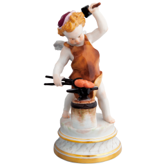 Amor als Schmied, ein Herz hämmernd, Bunt und gold staffiert, H 21 cm