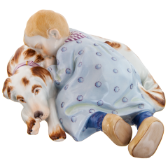 Kind auf Hund schlafend, Bunt und gold staffiert, H 7,5 cm
